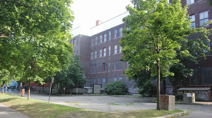 Des logements abordables pourraient être construits sur le stationnement de l'ancienne école Luke Callaghan, situé du côté du boulevard Saint-Laurent. – photo : Devin Ashton-Beaucage