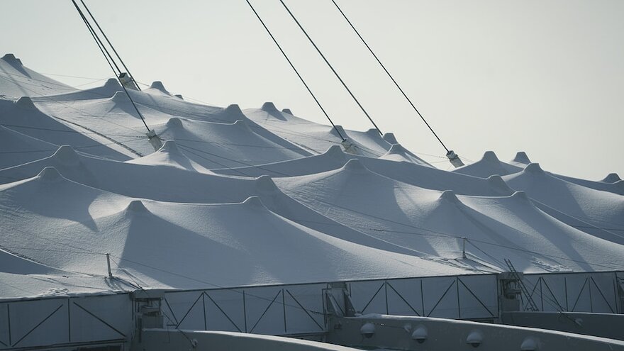 Une partie de la toiture du stade olympique retenue par des câbles.