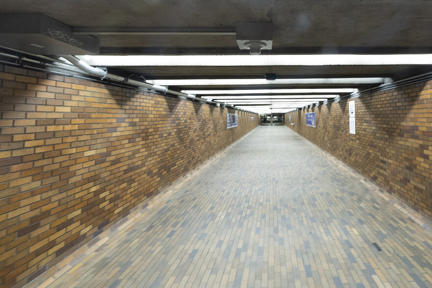 … parcourez ce corridor de brique pour arriver directement à la station de métro Bonaventure.
