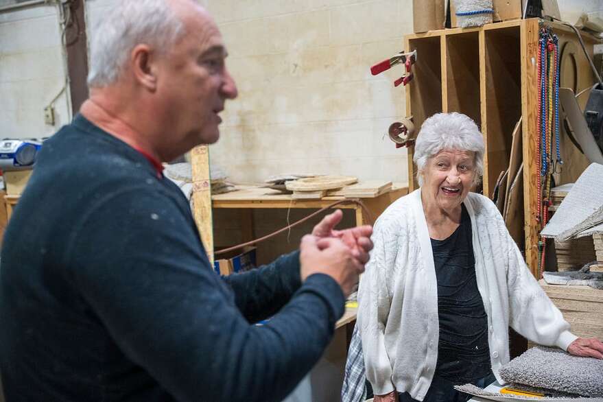 Rita Delafontaine travaille avec son fils, Luc, au quotidien. «Moi, je suis prête de bonne heure, mais des fois, j’attends après mon lui», dit la centenaire avec un sourire espiègle.