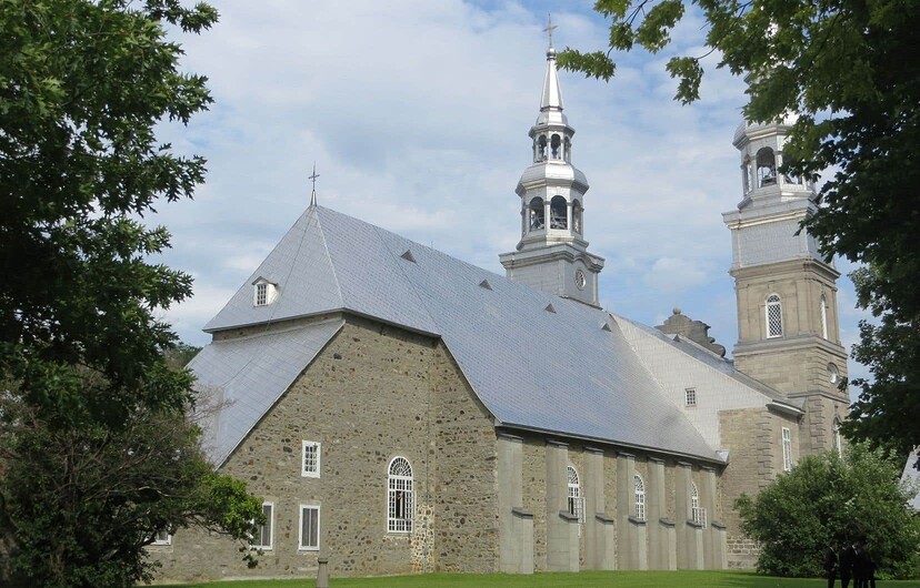 Connue sous le nom de cloche de la Visitation, elle a d’abord été installée dans une mission d’évangélisation autochtone, puis au clocher de l’église de la Visitation du Sault-au-Récollet (en photo) en 1751.
