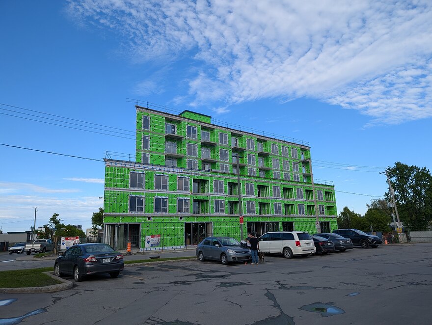 PXL_20250526_215657803