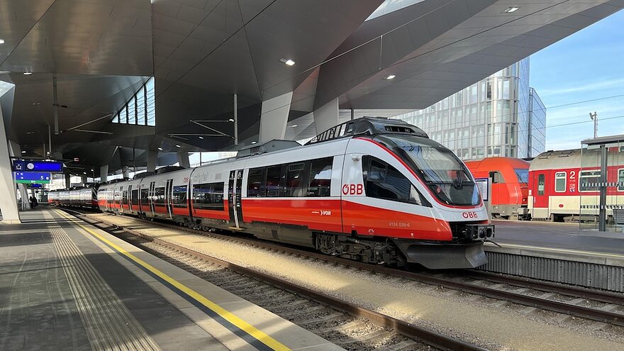 Un train à la gare centrale de Vienne, en Autriche.