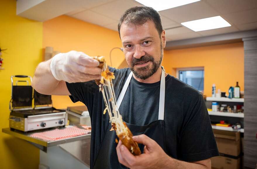 Christian Langevin prépare des dizaines de recettes pour ses <em>grilled cheese</em> à son restaurant La P'tite Souris.