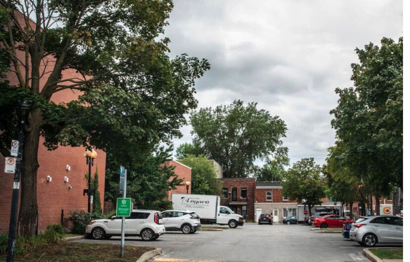 Le projet de « Pôle de mobilité Masson » maintiendra des places de stationnement tarifées ainsi que des espaces pour l’autopartage, mais ajoutera des bornes de recharge pour véhicules électriques, un abri pour les vélos et de la végétation.