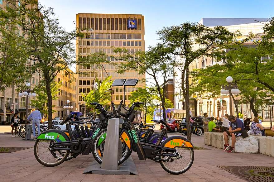 La tour construite en 1965 a été conçue par l’architecte montréalais Fred A. Dawson.