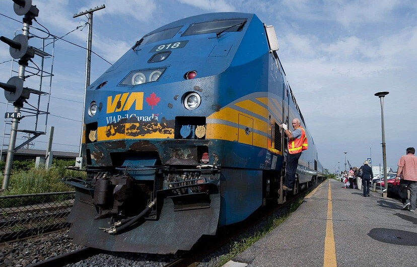 Les trains de passagers actuels doivent partager la voie avec les wagons de marchandise.