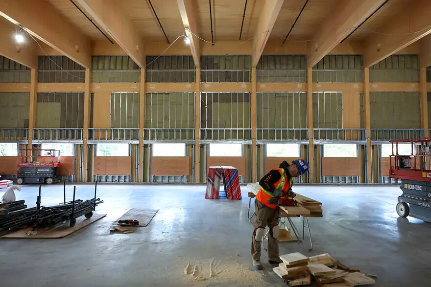 PHOTO FRANÇOIS ROY, LA PRESSE - L’omniprésence du bois instaure une ambiance apaisante. Même les travailleurs sur le chantier le sentent.