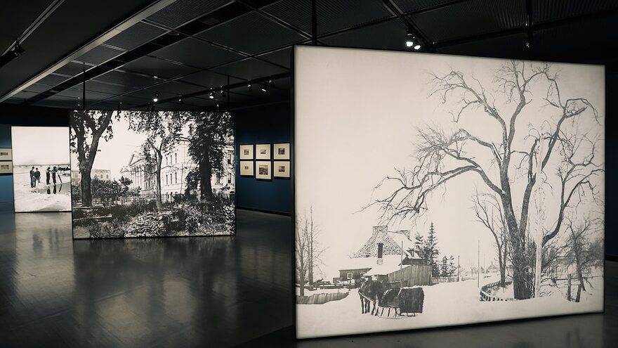 Des photographies en noir et blanc dans un musée.