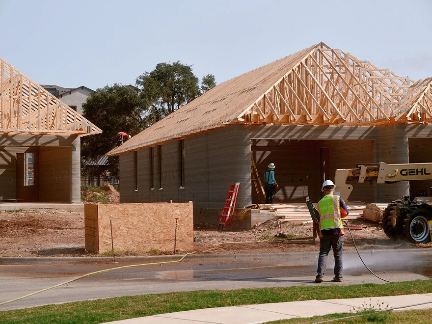 Photo: Jordan Vonderhaar The New York Times - Des ouvriers travaillent sur une maison imprimée en 3D dans la communauté de Wolf Ranch au Texas, qui est la seule communauté d’habitation imprimée en 3D au monde.