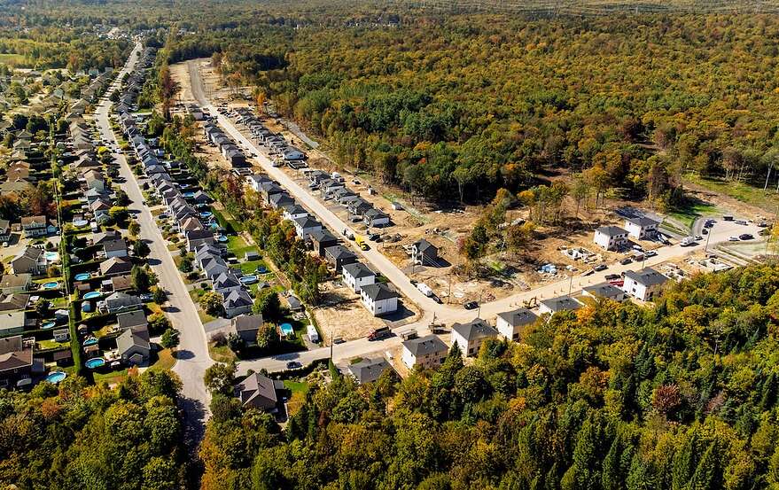 La phase deux du secteur centre du développement Villonet sera aménagé dans le secteur boisé, en haut à droite, sur la photo.