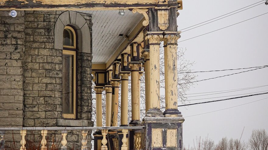 Un bâtiment de style victorien et son balcon à colonnes.