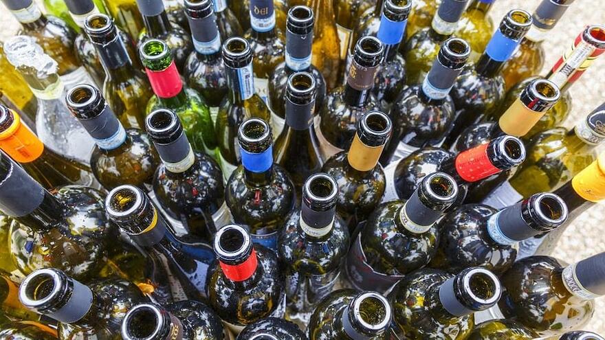 Des millions de bouteilles de verre et de plastique pourront être retournées chez des détaillants et dans des centres de dépôt en 2023, tel qu'annoncé par le gouvernement québécois récemment.
