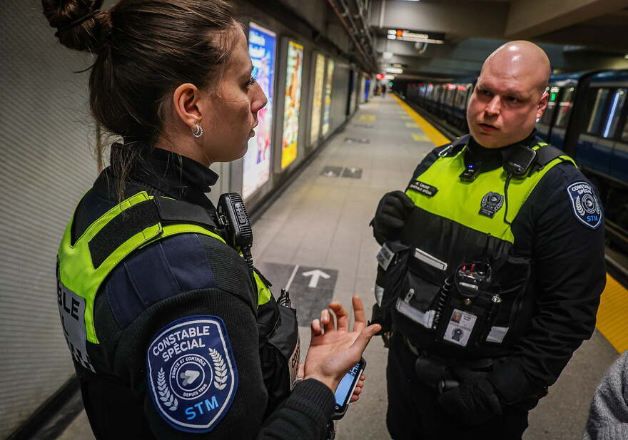 « Lorsqu’ils sont à l’extérieur de la zone contrôlée, qu’ils sont assis et font leurs petites affaires […], en général on va les laisser se réchauffer dans nos installations, parce qu’on comprend que les refuges sont pleins », explique Keven Leclair. Marie-France Coallier Le Devoir