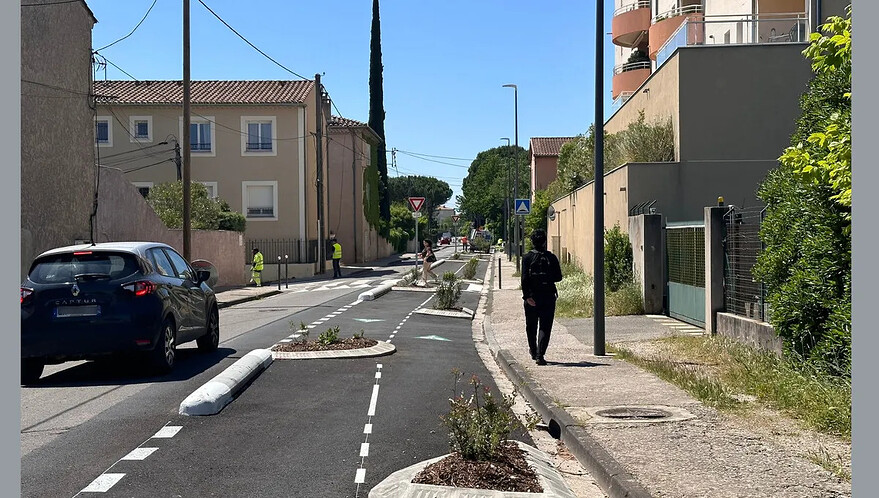 La nouvelle piste cyclable avec de nombreuses chicanes, Chemin de la Sainte-Famille à Carpentras © Radio France - Adèle Chiron