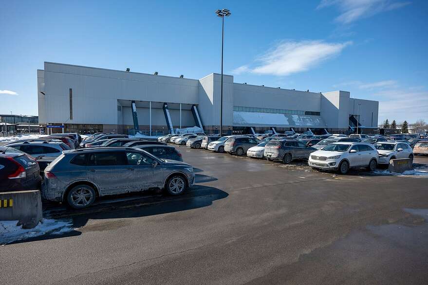 On compte environ 700 cases de stationnement au pourtour du Colisée.