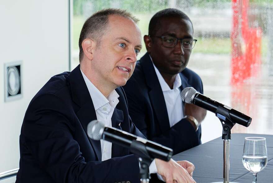 Directeur du projet chez PJCCI (à gauche), Olivier Vincent ne peut s’avancer pour l’instant sur la durée de vie exacte de la structure métallique.