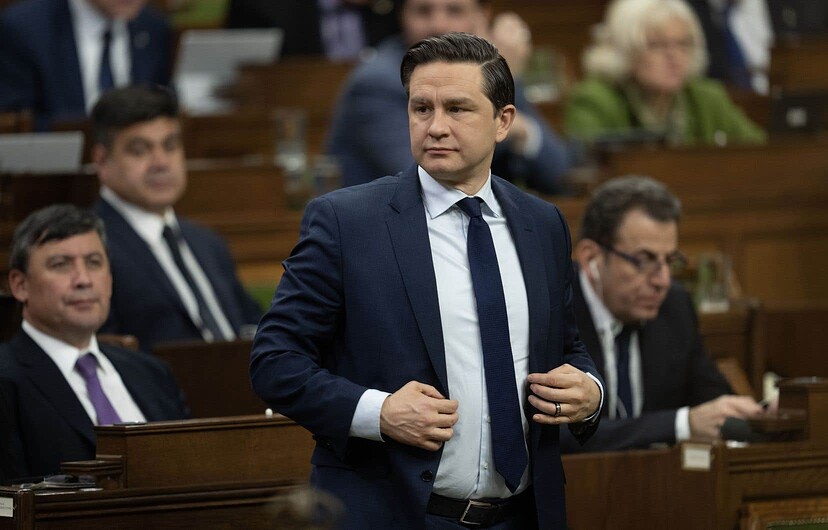 Le chef du Parti conservateur du Canada, Pierre Poilievre, se lève lors d’un vote sur une motion à la Chambre des communes, à Ottawa, le 8 décembre 2023.