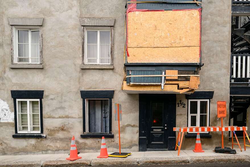 L'oriel du bâtiment est endommagé depuis plusieurs années déjà.