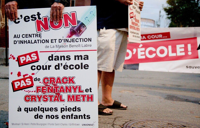 Une manifestation a eu lieu en septembre dernier contre un centre d'inhalation supervisée de drogues, qui pourrait ouvrir ses portes en début d'année prochaine près d'une école primaire du quartier Saint-Henri, à Montréal.