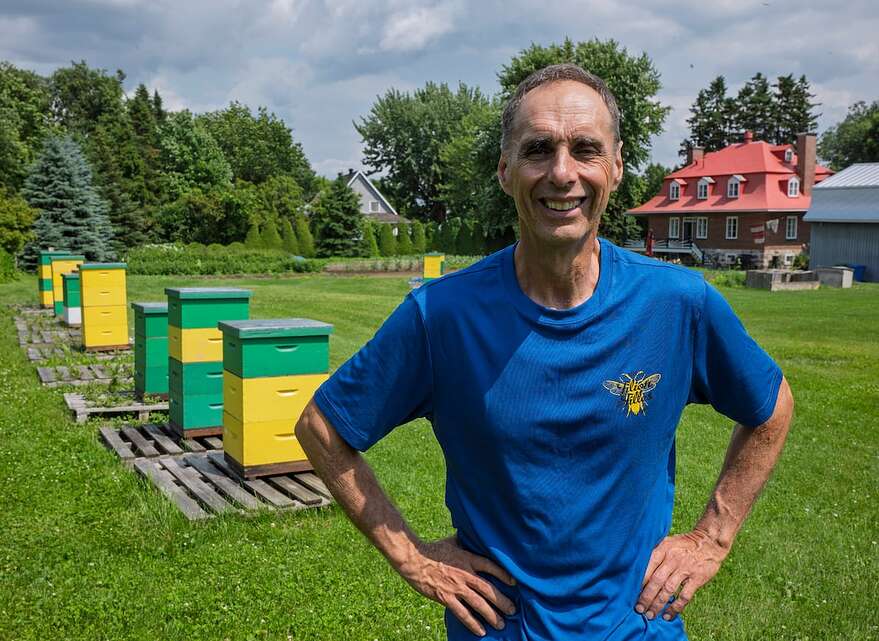 Bernard Filion a installé des ruches sur son terrain. Les abeilles butinent dans le Trait-Carré.