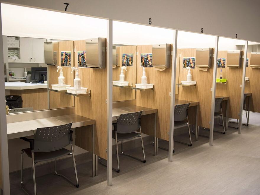 Une rangée de cabines au centre d'injection supervisée de l'organisme Cactus, à Montréal, le 26 juin 2017.