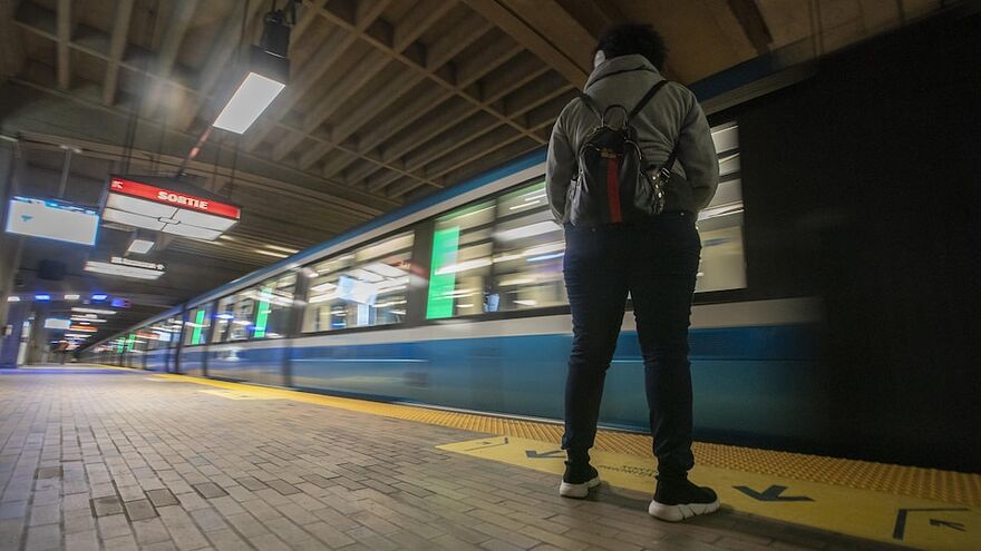 Une personne attend le métro