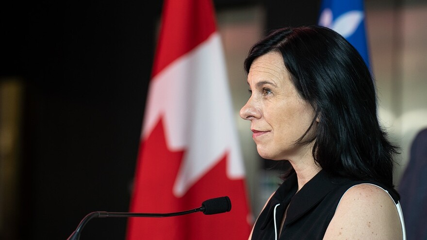 Valérie Plante devant des drapeaux du Québec et du Canada