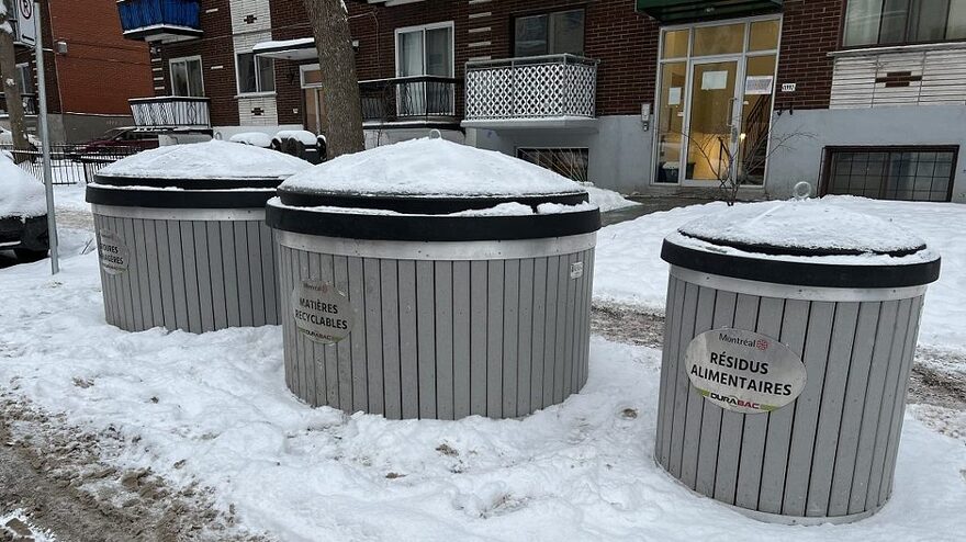 Trois conteneurs semi-enfouis dans la neige