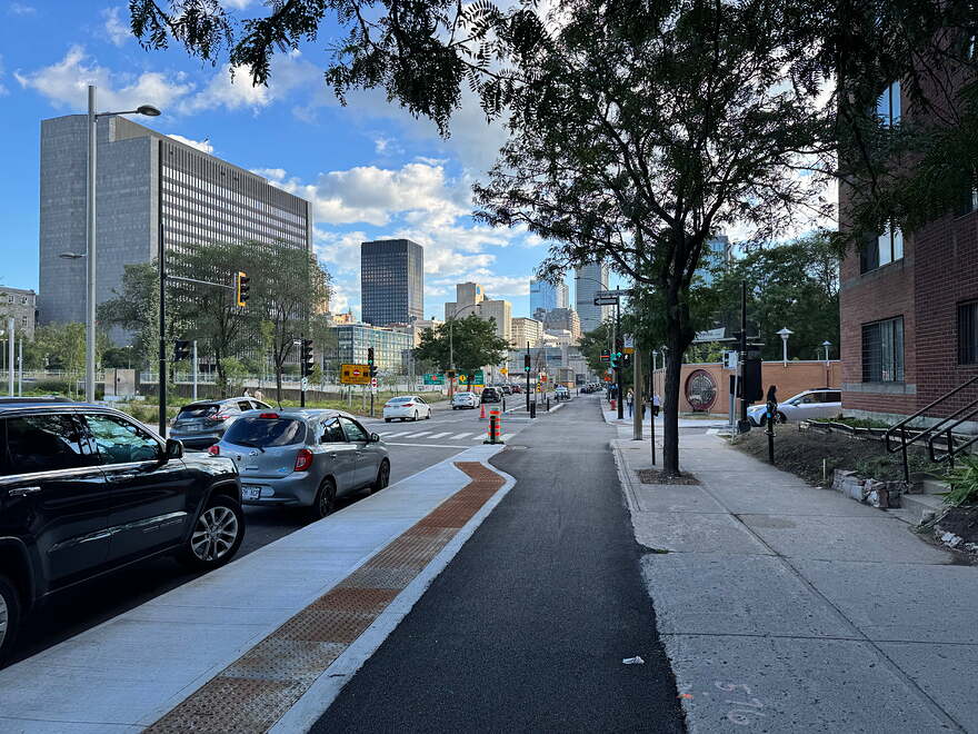 Viger / De l'Hôtel-de-Ville, vue vers l'ouest
