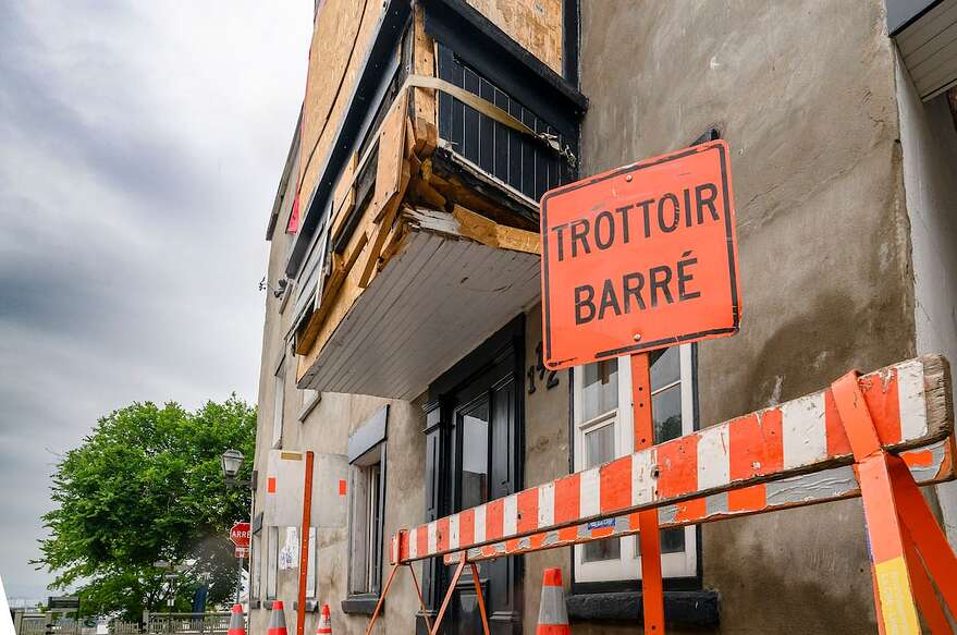 L'état de l'oriel semble avoir obligé la Ville à barrer le trottoir situé en dessous.
