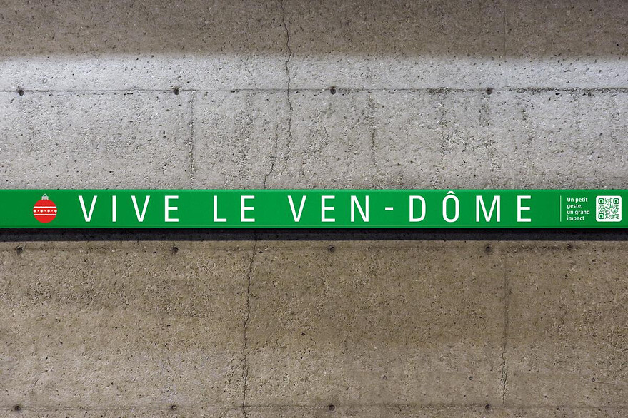 Bandeau de quai de la station Vendôme modifié où l'on peut lire Vive Le Ven-dôme