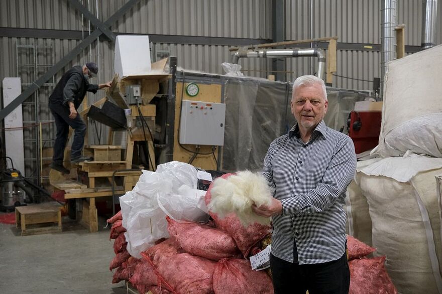 La plante asclépiade, surnommée la soie d’Amérique, est transformée en fibre textile dans des locaux d’Eko-Terre, à Cowansville. « C’est le futur dans la façon de faire du textile. Je crois fermement que l’asclépiade, c’est la fibre de l’avenir », dit Ghislain Bouchard, directeur général de la compagnie.