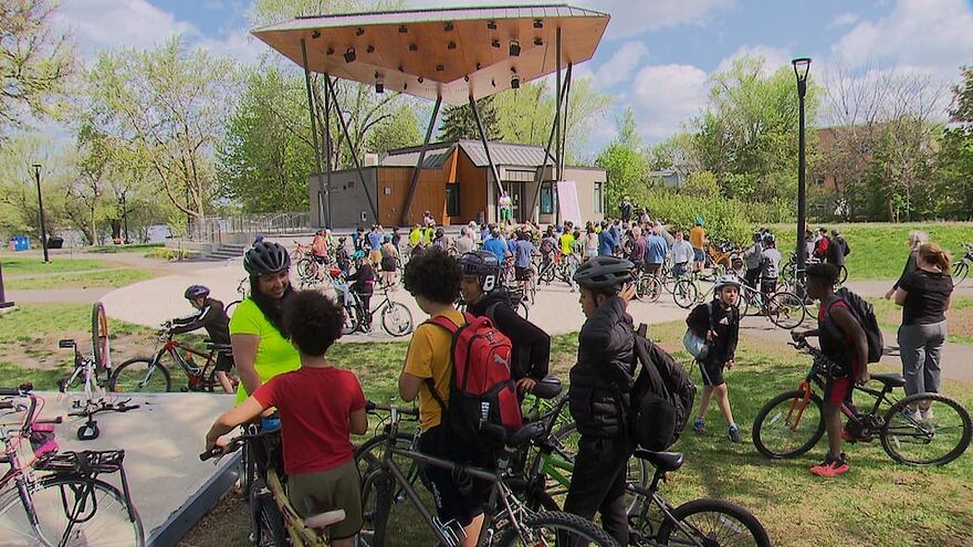 Les participants à vélo réunis au point de départ, le parc Aimé-Léonard.
