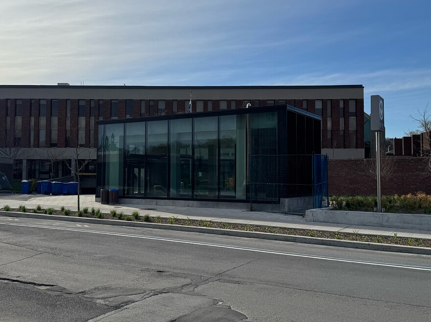 Édicule B du Métro, vue vers le nord à partir de la place publique