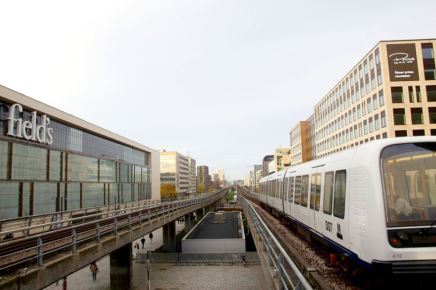 Le quartier d’Ørestad a été créé de toutes pièces autour de la ligne 1 du métro de Copenhague depuis la fin des années 1990. Le métro est aérien dans cette ancienne friche industrielle.