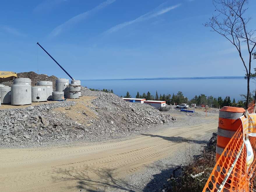 Le futur immeuble sera situé tout près de la rue Coteau-sur-Mer et sera voisin des pavillons du Petit Manoir du Casino.