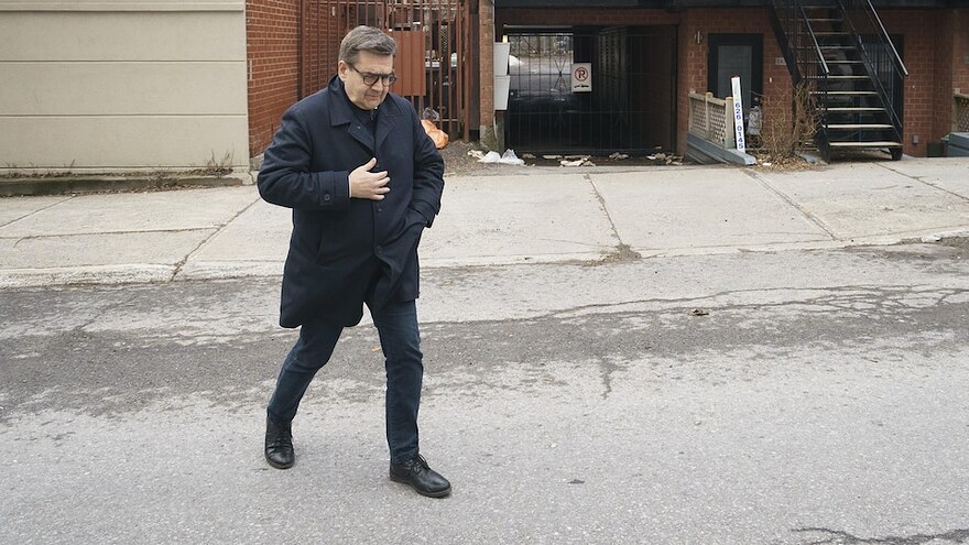 Denis Coderre marchant sur la rue Ontario à Montréal.