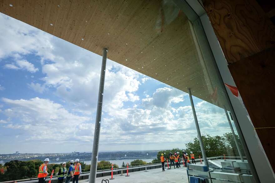 Des petits points blancs parsèment les murs de vitre afin d'éviter que des oiseaux ne s'y frappent.