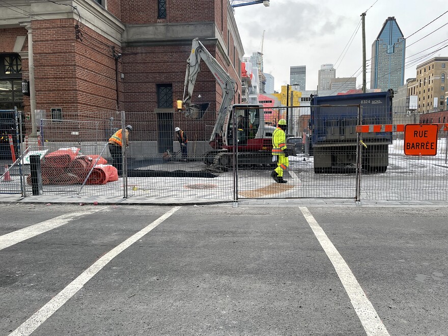 Travaux d'asphaltage autour de la caserne no 3