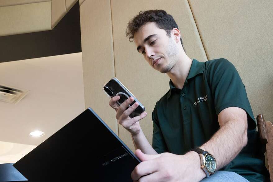 Un proche d’Étienne Brisson a dû être hospitalisé en raison d’une psychose liée à l’utilisation de l’intelligence artificielle.