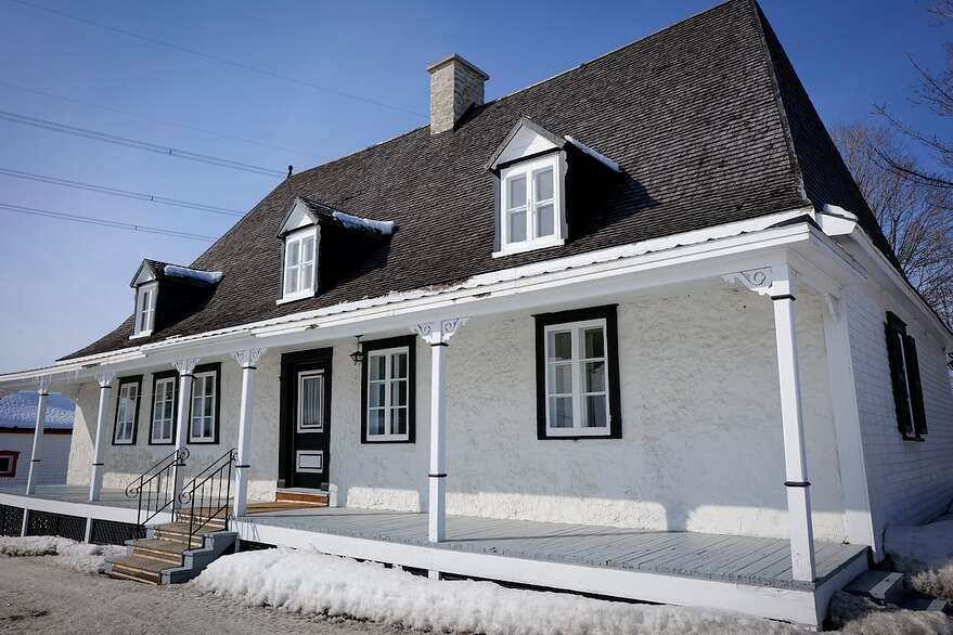 À l'instar de nombreuses maisons de l'époque, la façade principale de la maison Auclair-L'Heureux est orientée vers le sud pour maximiser l'ensoleillement. Elle compte une seule porte, pour limiter l'entrée de la chaleur ou du froid.