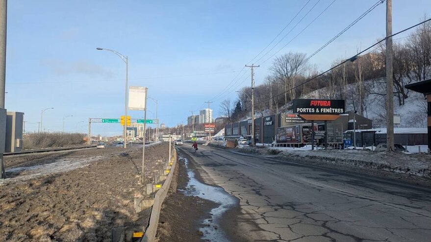 Piste cyclable surélevée et nouveau trottoir sur Frank-Carrel en 2027 : vers la fin du «pire arrêt de bus en Amérique du Nord»?  6 mars 2026  Article par Simon Bélanger