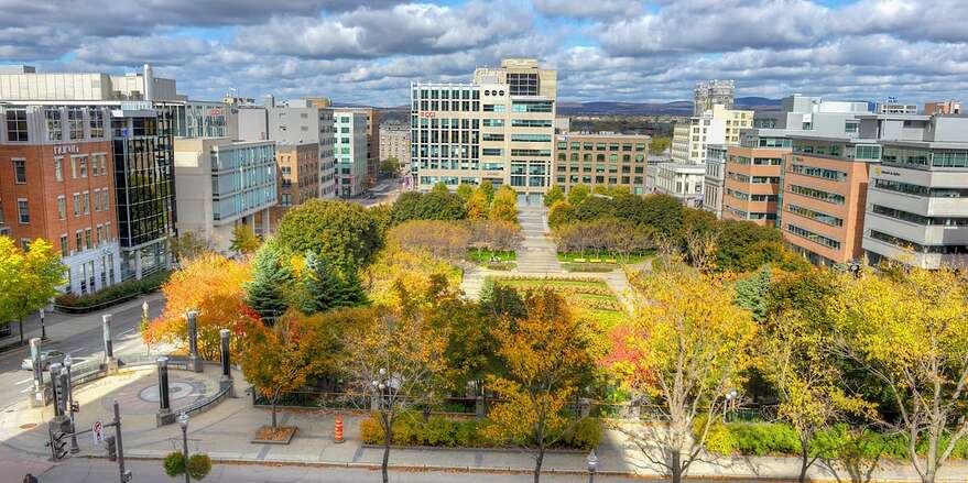Saint-Roch compte une concentration de campus universitaires, autour du Jardin Jean-Paul-L'Allier.