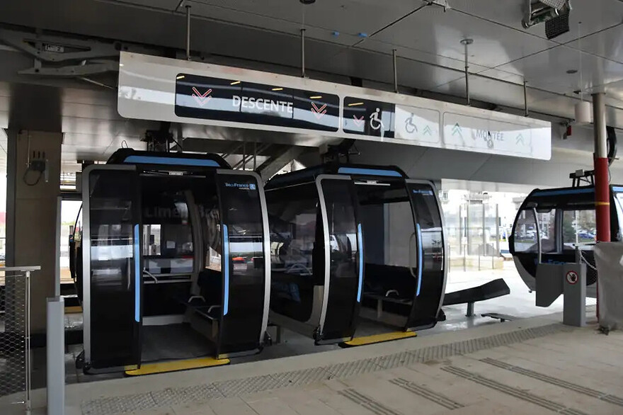 RAFAEL MIRÓ, COLLABORATION SPÉCIALE — Les cabines au moment où elles sont ralenties pour laisser monter des passagers