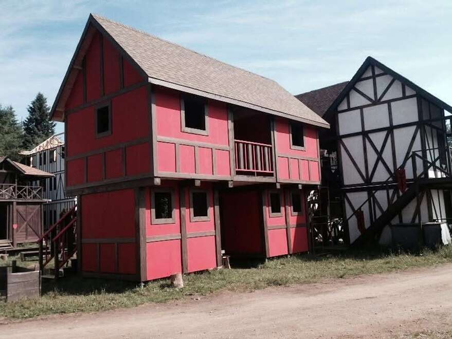 Des bâtiments de la Guilde de Brabancourt qui font partie des 22 qui ont été incendiés samedi soir à Bicolline.