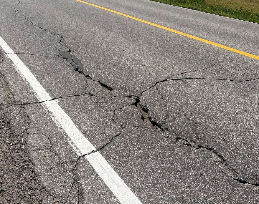 La voie en direction de Val-Bélair présente plusieurs fissures qui ne pardonnent pas aux pneus de vélo.