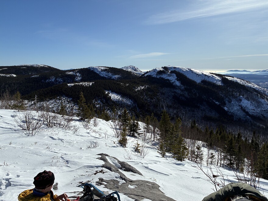 Au centre de la photo et qui dépasse un peu, on voit le sommet arrondi du Mont-d-Lac-des Cygnes (980 m) qui fait partie de la couronne du Cratère de Charlevoix.