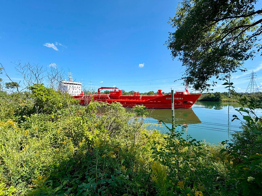 Ce navire battant pavillon portugais a l’air neuf, mais il a été construit en 2007. Il transporte du pétrole.