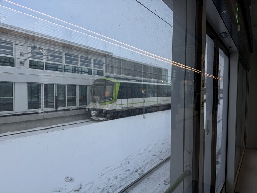 Train partant du quai 1 à Bois-Franc vers l'est, vue du quai 2